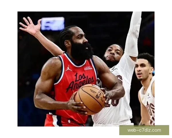 哈登复仇活塞带领骑士8胜1负 米切尔场边助威